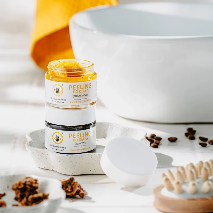 pol_pl_Kawowy-maly-peeling-do-ciala-z-woskiem-pszczelim-1198_3.webp