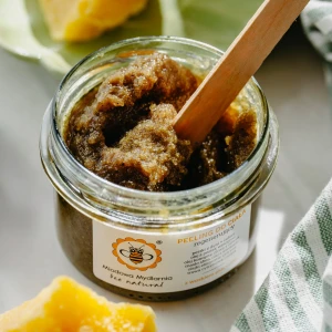 pol_pl_Regenerujacy-peeling-do-ciala-z-woskiem-pszczelim-867_2.webp