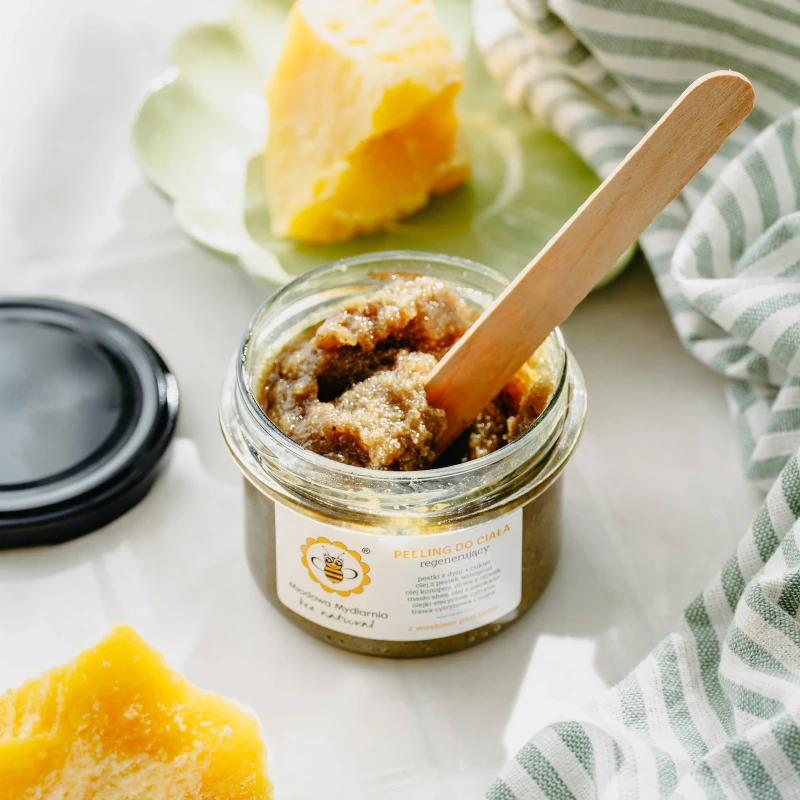 pol_pl_Regenerujacy-peeling-do-ciala-z-woskiem-pszczelim-867_5.webp